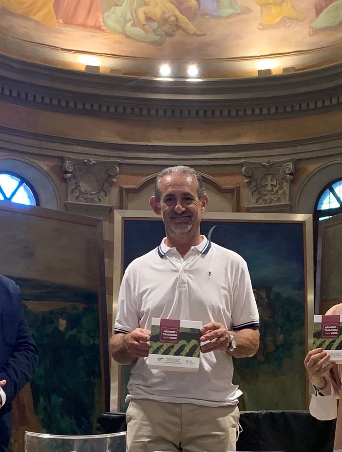 Roberto Cerrato, direttore, e Gianfranco Comaschi, presidente dell’Associazione per il Patrimonio dei Paesaggi Vitivinicoli consegnano il cofanetto Memoria e Tradizioni delle Vigne a Laura Capra Presidente della Fondazione Cesare Pavese e sindaco di Santo Stefano Belbo