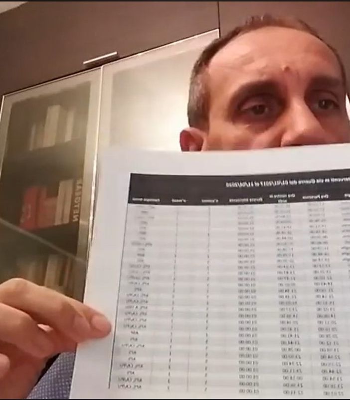 Massimo Cerruti mentre mostra le tabelle relative gli interventi dei vigili del fuoco in via Guerra