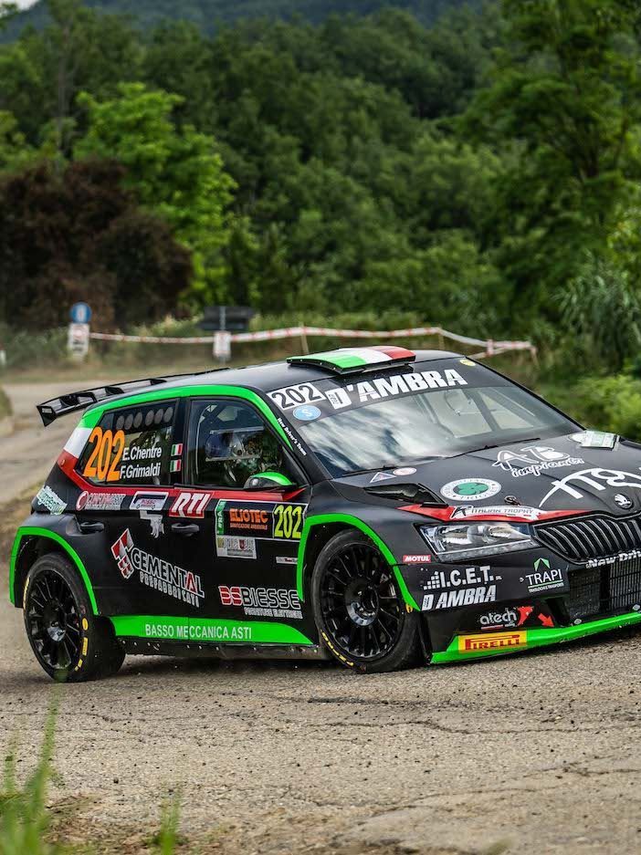 La Skoda di Chentre-Grimaldi ritratta sulle strade del rally di Alba da loro vinto