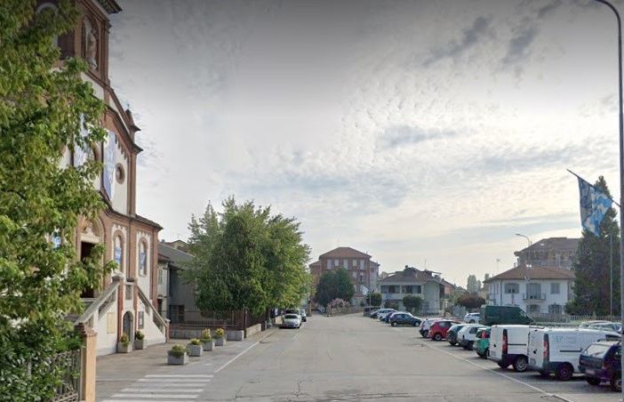 Donna rapinata da due sconosciuti mentre parcheggia l’auto, indaga la Polizia