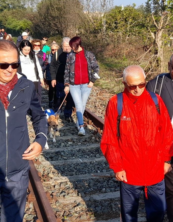 Due immagini della passeggiata sui binari