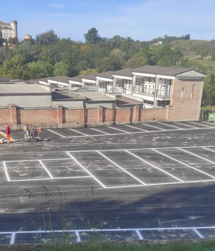 Il piazzale del cimitero di Costigliole d'Asti dopo la riasfaltatura