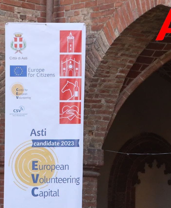Uno striscione promozionale della candidatura astigiana a Capitale Europea del Volontariato