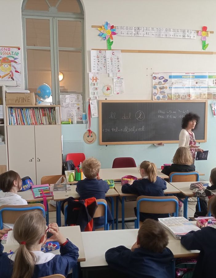 La giornalista e scrittrice Laura Nosenzo ritratta nel corso dell'incontro con gli alunni della IIG della Primaria di San Marzano Oliveto