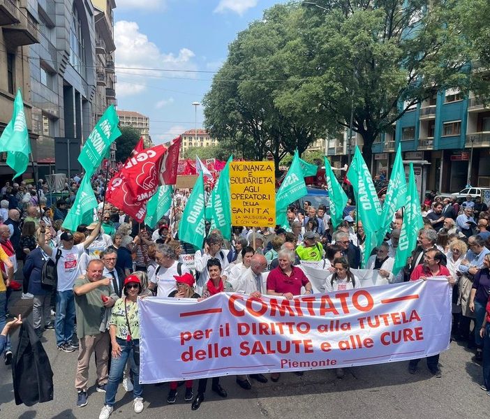 Marcia della Salute, manifestanti sotto la Regione: &quot;La Sanità pubblica non si vende&quot;