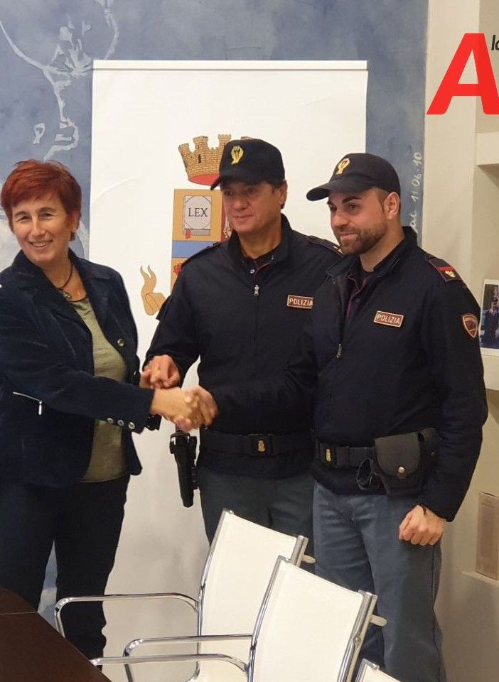 &quot;Tirato fuori prima che crollasse un muro&quot;. Agli agenti delle Volanti intervenuti a Revignano i complimenti del Questore di Asti