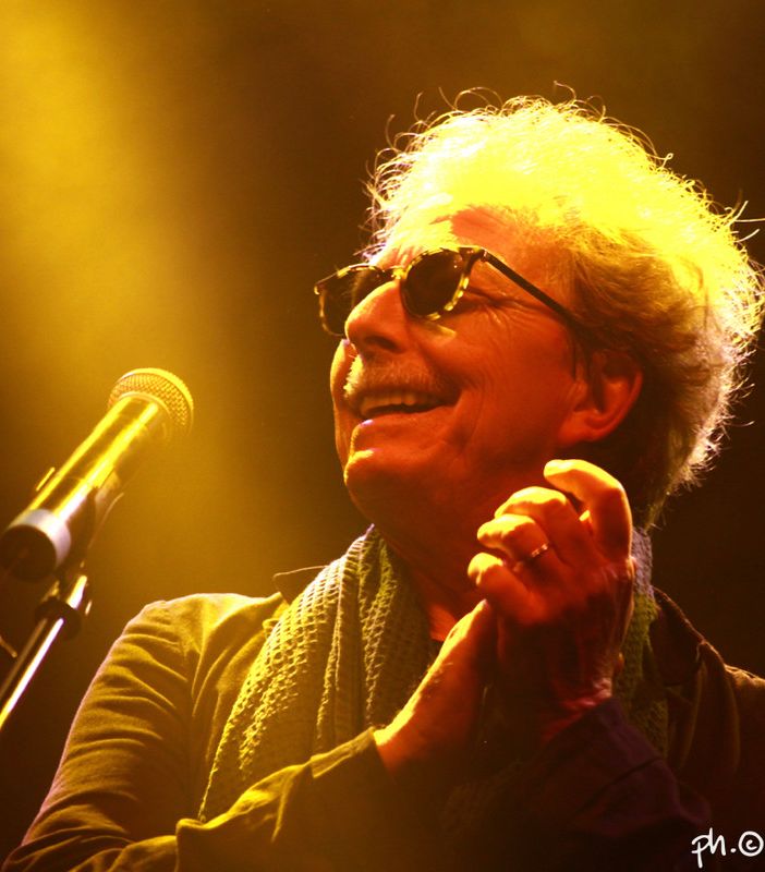 Fabio Concato ritratto durante alcuni concerti
