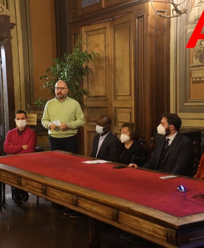 Foto di Efrem Zanchettin - Merfephoto. Nelle restante immagini, a fine articolo, la signora Isabelle Kela Dehe, altri momenti della conferenza stampa e la consegna di maglia e palloni firmati da Moise Kean