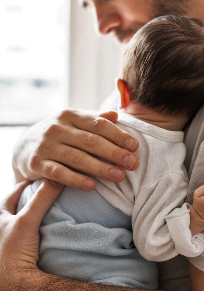 Immagine generica di padre con neonato