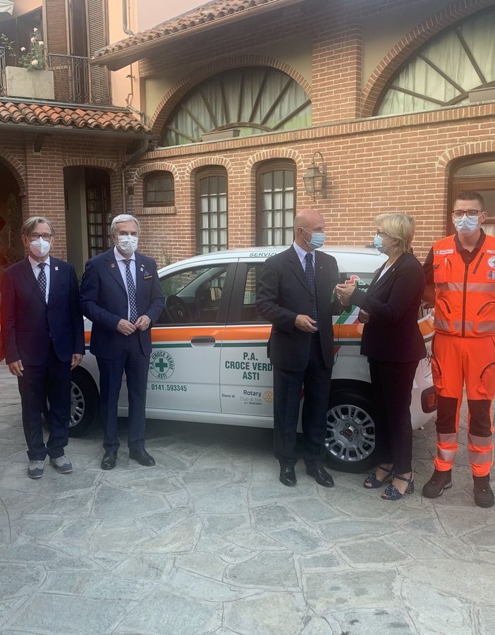 Il Rotary Club dona un'auto ibrida alla croce verde di Asti