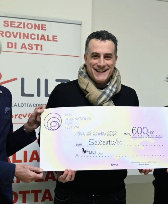 Due immagini (la seconda a fine articolo) inerenti la consegna dell'assegno alla LILT - Ph. Roberto Signorini