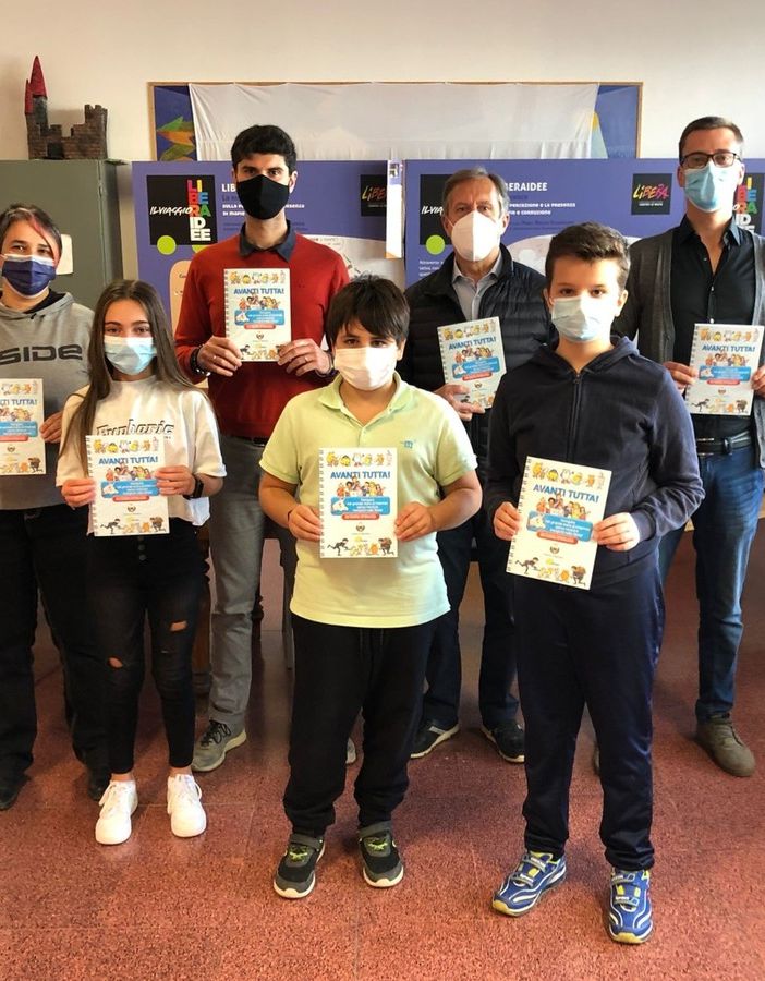 Consegna libri sull'educazione digitale agli studenti di Moncalvo