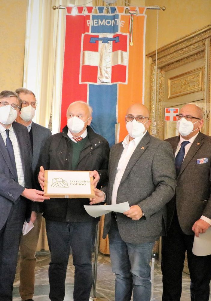 La consegna della petizione per il ripristino della linea ferroviaria Chivasso-Asti