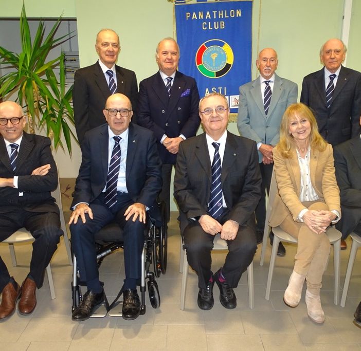 Il Consiglio Direttivo 2024/2025 Panathlon Club Asti presieduto da Mauro Gandolfo (seduto al centro). Alla Sua dx il V.Presidente Vincenzo Soverino ed il Consigliere Carlo Bosticco. Alla sx del Presidente i Consiglieri Lavinia Saracco e Pierangelo Binello. In piedi da sx l'altro V.Presidente Giovanni Turello, il Past President Ezio Mosso, il Segretario Paolo Artusio Icardi ed il Tesoriere Gianmaria Piacenza.