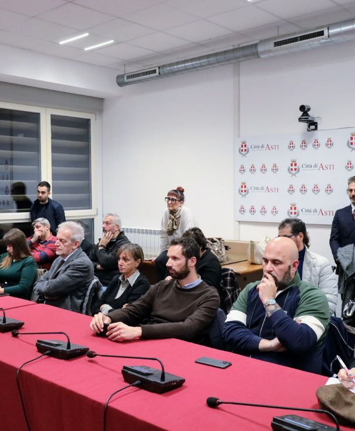 Una recente foto del consiglio del Palio (Merphefoto)