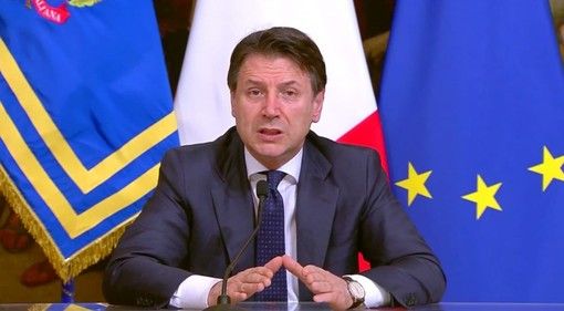 Mascherine a 50 centesimi e possibilità di incontrare i parenti. Dal 1 giugno aprono anche parrucchieri ed estetiste con regole severe