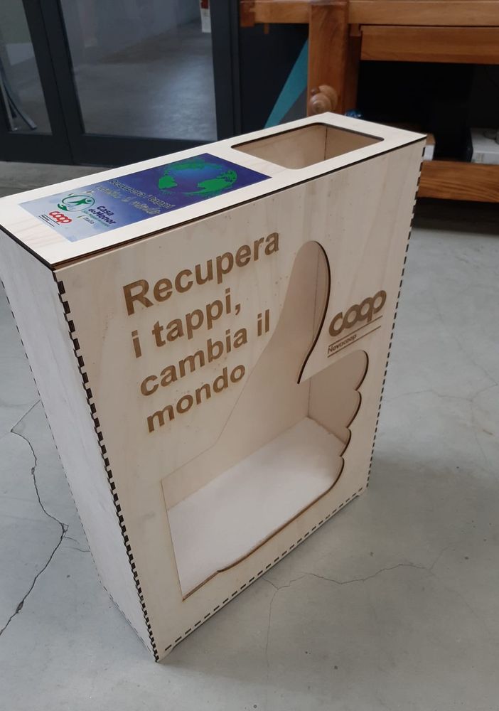 Da oggi nei supermercati Coop un contenitore per la raccolta di tappi di plastica