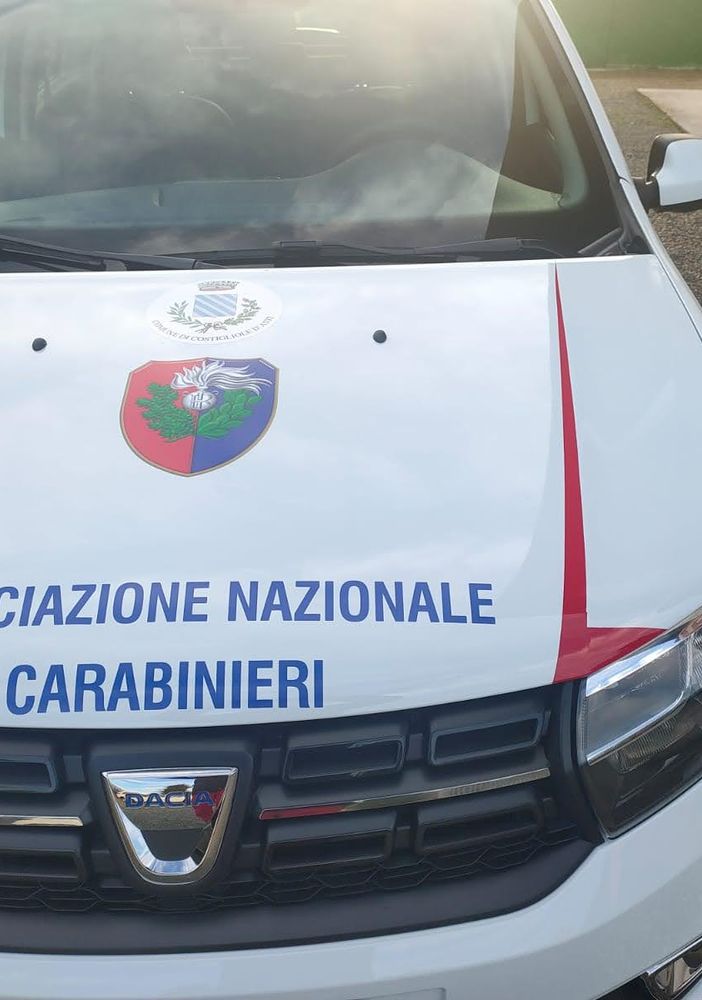 Un mezzo dell'Associazione Nazionale Carabinieri, nello specifico la sezione di Costigliole d'Asti