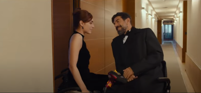 Miriam Leone e Pierfrancesco Favino in un'immagine di scena di &quot;Corro da te&quot;