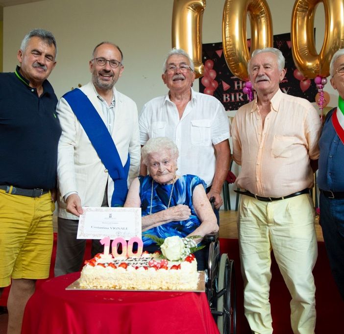 La neo centenaria i figli e le autorità presenti
