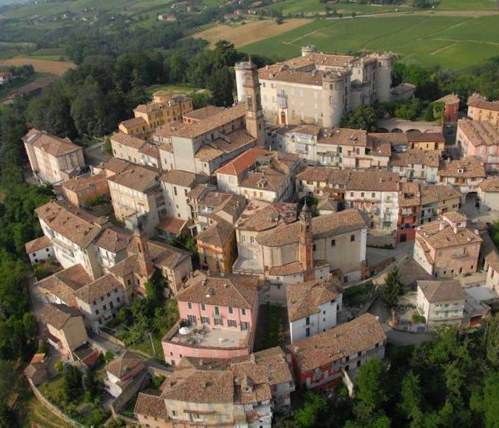 Una suggestiva immagine aerea di Costigliole d'Asti
