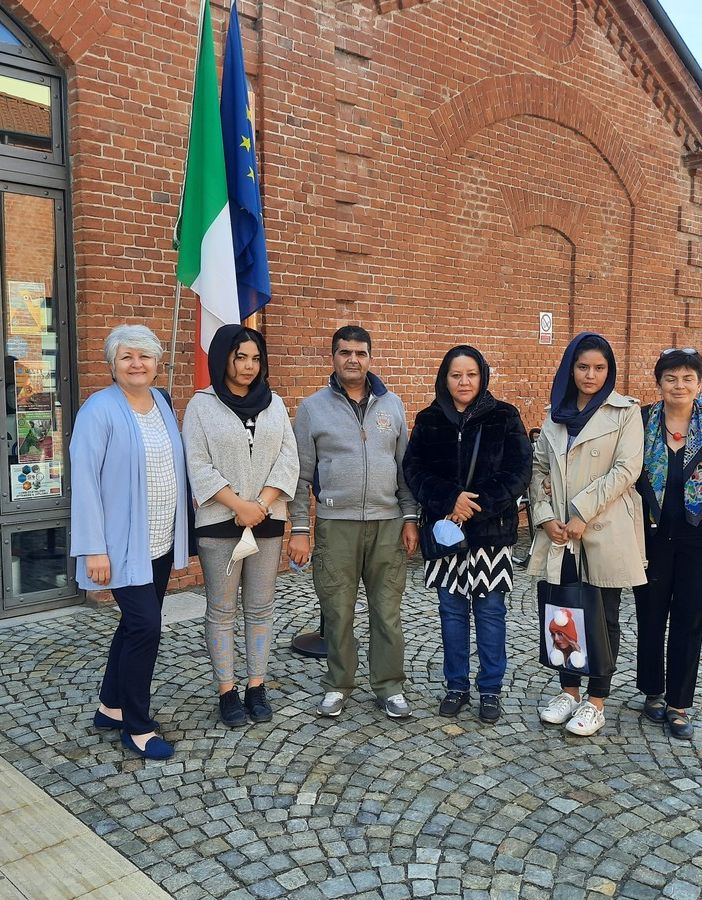La famiglia Sultani con le maestre Raffaella Rozzo e Laura Basso
