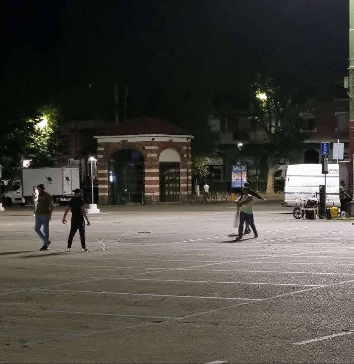 Gli stalli di piazza del Palio alla sera diventano un campo da cricket [FOTO E VIDEO]