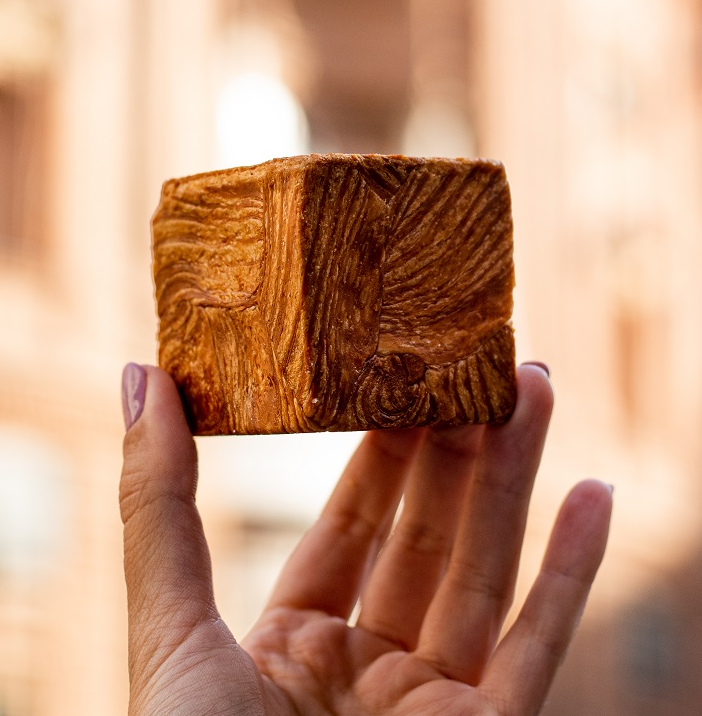 La nuova tendenza della colazione astigiana è il croissant al cubo