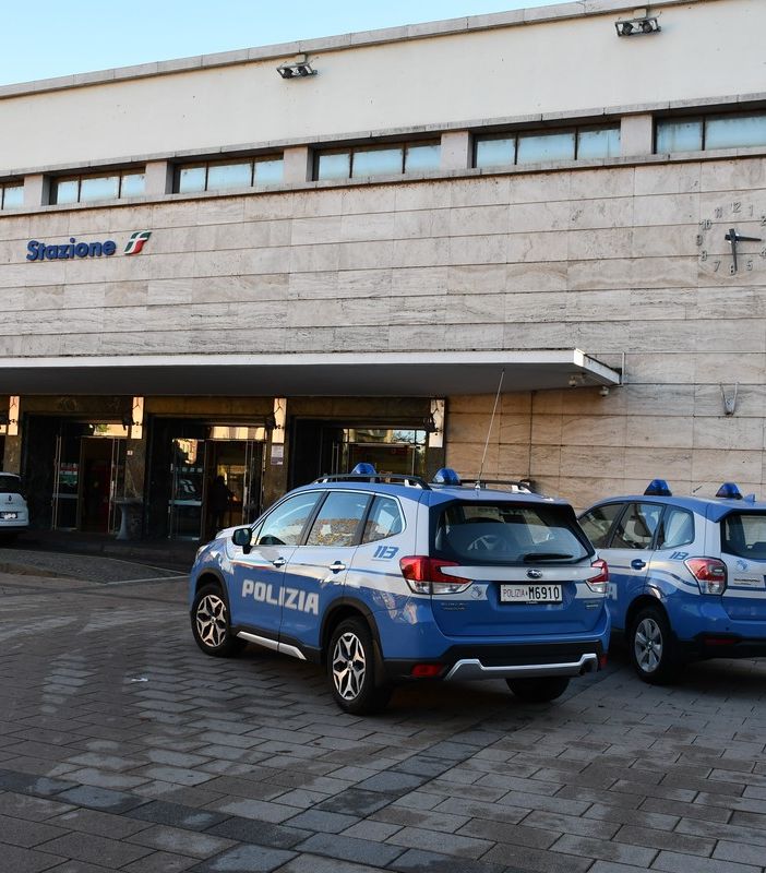 Ruba superalcolici per oltre 200 euro all'interno dell'Esselunga del Borgo, fermata dalla Polizia