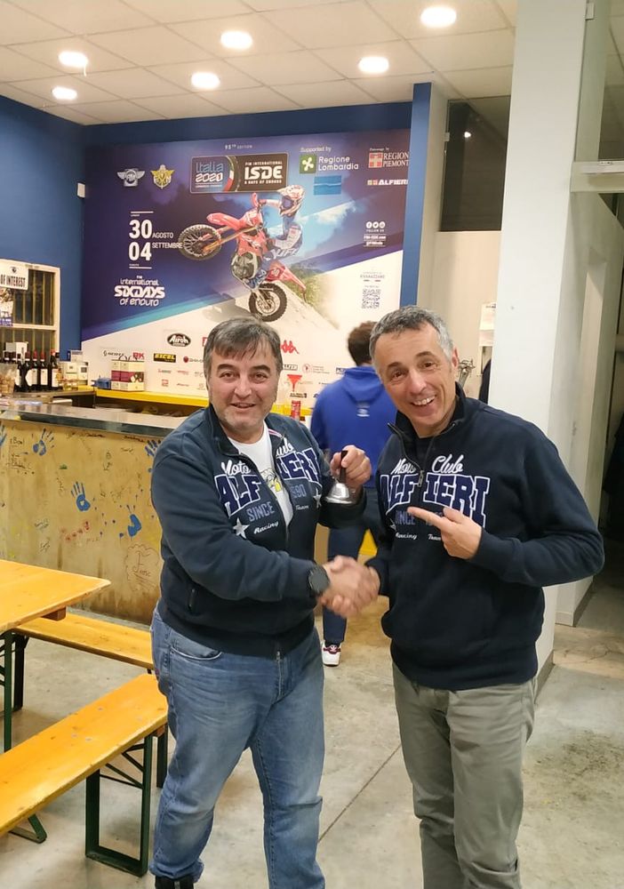 Cambio della guardia al Moto club Alfieri (da sinistra Roberto Galati e Giorgio Bandoli)