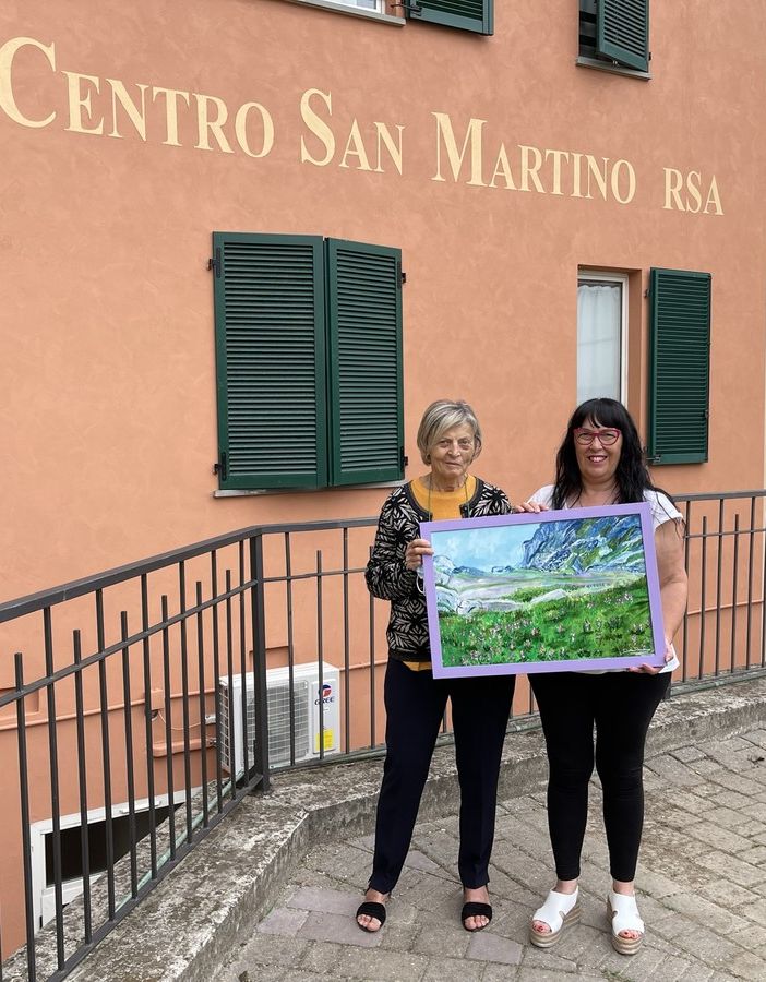 L'artista annonese Daniela Bussolino dona i suoi quadri alla Rsa di Montemagno