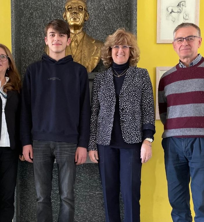 Davide Petrini con la dirigente scolastica Cristina Trotta e i docenti Oriana Banchini e Giovanni Bosco