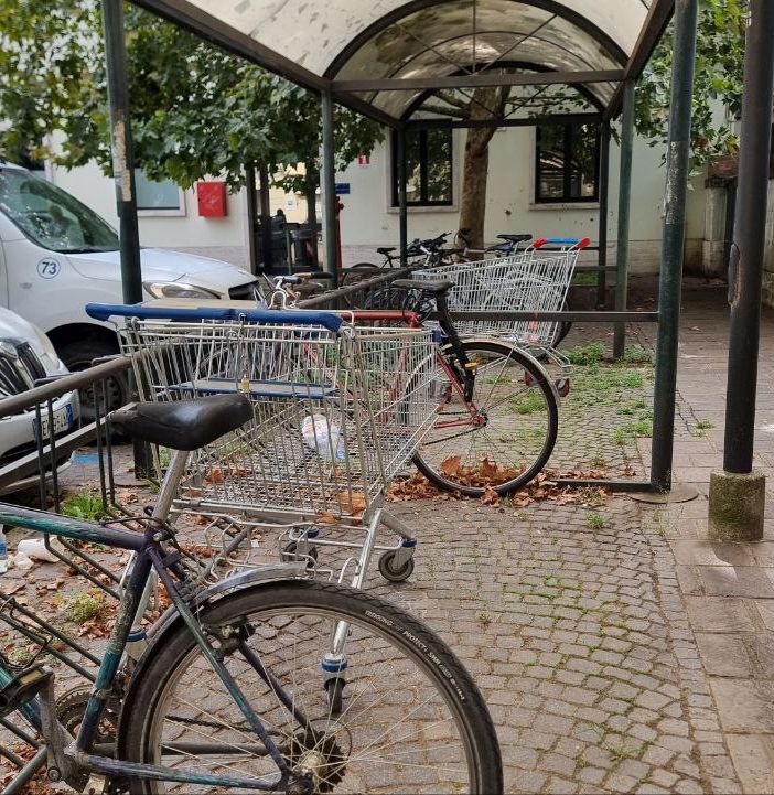 Alcune immagini del degrado che affligge la zona della stazione