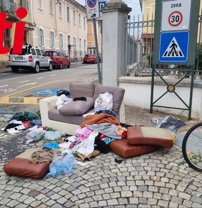Un vecchio divano e gli altri rifiuti abbandonati in via Sauro