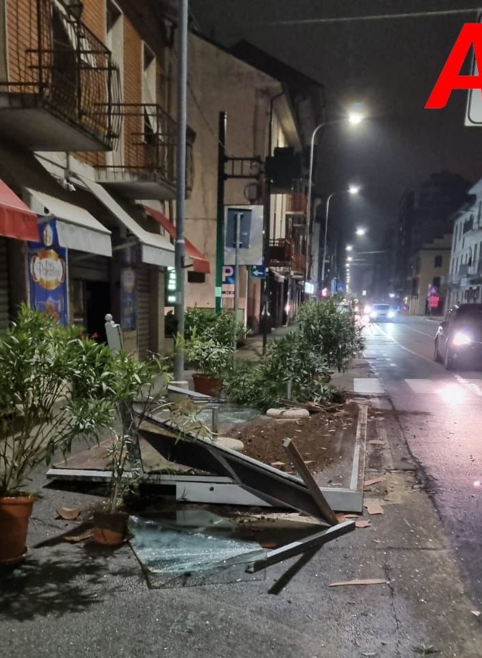 Corso Casale senza pace: pirata della strada distrugge un dehor e si dà alla fuga [GALLERIA FOTOGRAFICA]