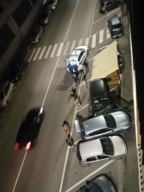 Incidente in corso Alessandria: un’auto ha abbattuto il dehor di un bar [GALLERIA FOTOGRAFICA]