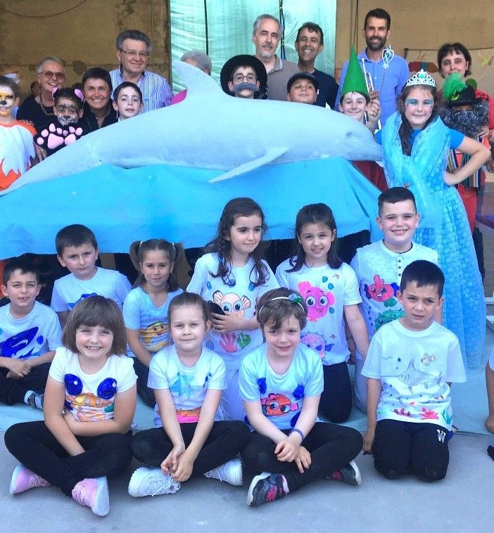 &quot;Nasce&quot; un delfino a Vigliano. Costruito da bambini è stato presentato durante la festa di fine anno