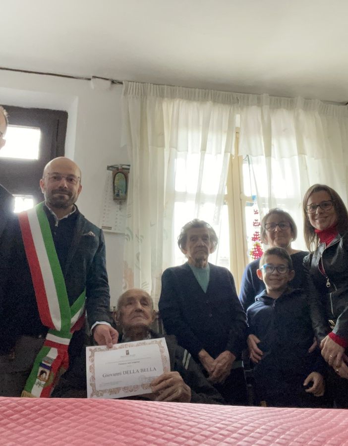 Il neo centenario ritratto con il presidente della Provincia, il sindaco di Portacomaro e i suoi familiari