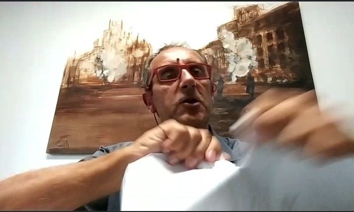 Il fermo immagine del momento in cui Cerruti ha platealmente stracciato la risposta del sindaco alla sua interpellanza