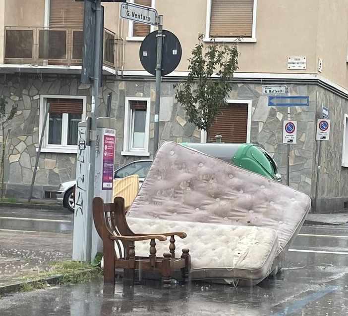 I rifiuti abbandonati all'angolo tra corso Matteotti e via Ventura