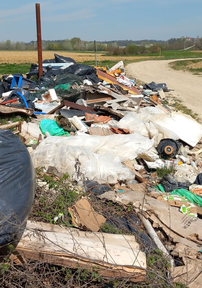 Una discarica a cielo aperto a pochi passi dall'argine del Tanaro
