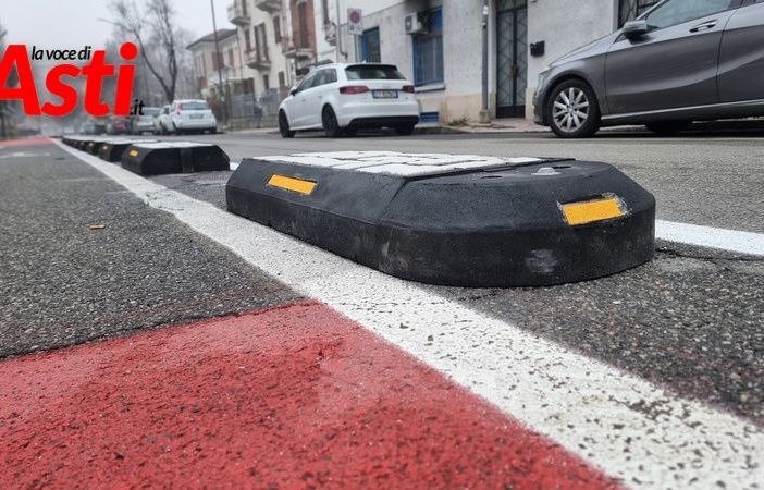 I nuovi dissuasori di via Vigna fanno infuriare gli astigiani: &quot;Sono una follia&quot;
