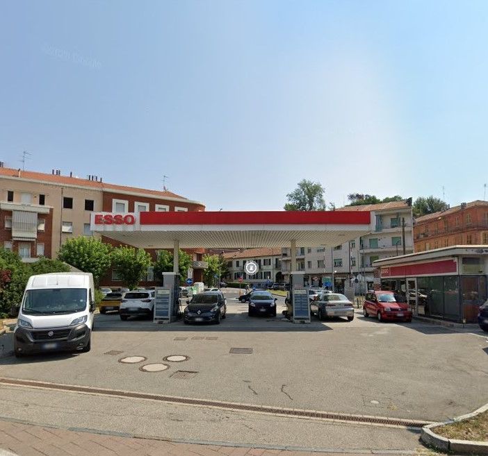 Il distributore dismesso di piazza Torino, ad Asti