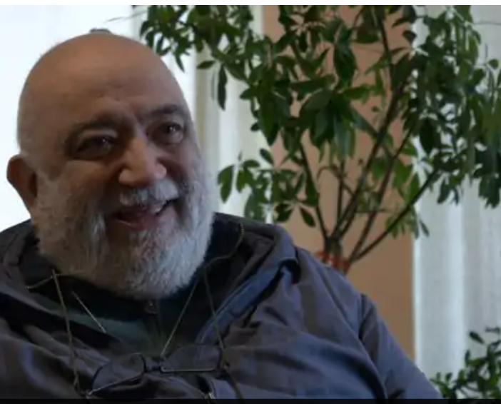 Don Mario Banaudi e, nella immagine a fine articolo, il co-parroco don Dino Barberis