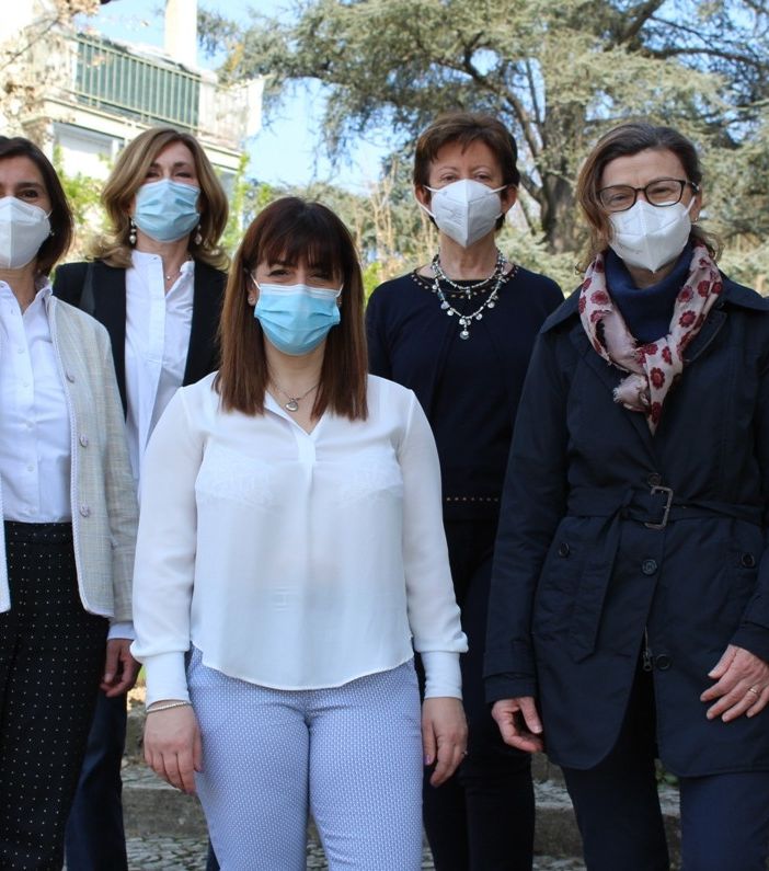 Sei donne medico (Muccioli, in primo piano, e da sinistra Timon, Amerio, Gai, Saracco, Penna) impegnate nell'A.I.D.M. astigiana