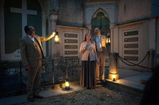 Un'immagine di scena di &quot;Dormono... sulla collina&quot; da una precedente rappresentazione