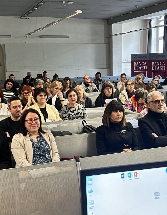 La dottoressa Gentile (seduta a fianco del presidente Sacco) ritratta durante un precedente convegno nell'Aula Magna dell'Università