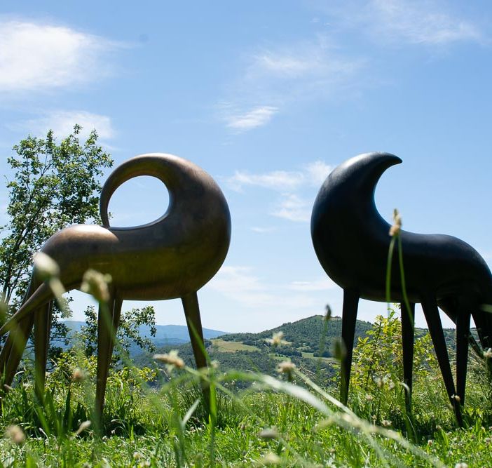 Due delle molte opere esposte al Parco d'Arte Quarelli