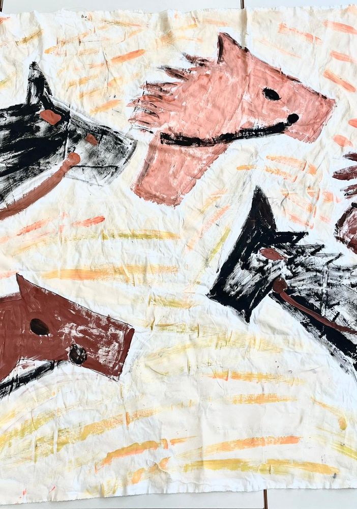 In questa immagine e nelle altre visibili a fine articolo, alcuni degli elaborati realizzati dai bimbi e bimbe della Rio Crosio