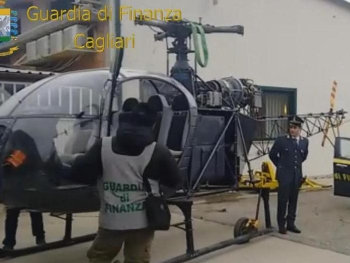 L'immagine, fornita dalla Guardia di Finanza di Cagliari, del sequestro dell'elicottero